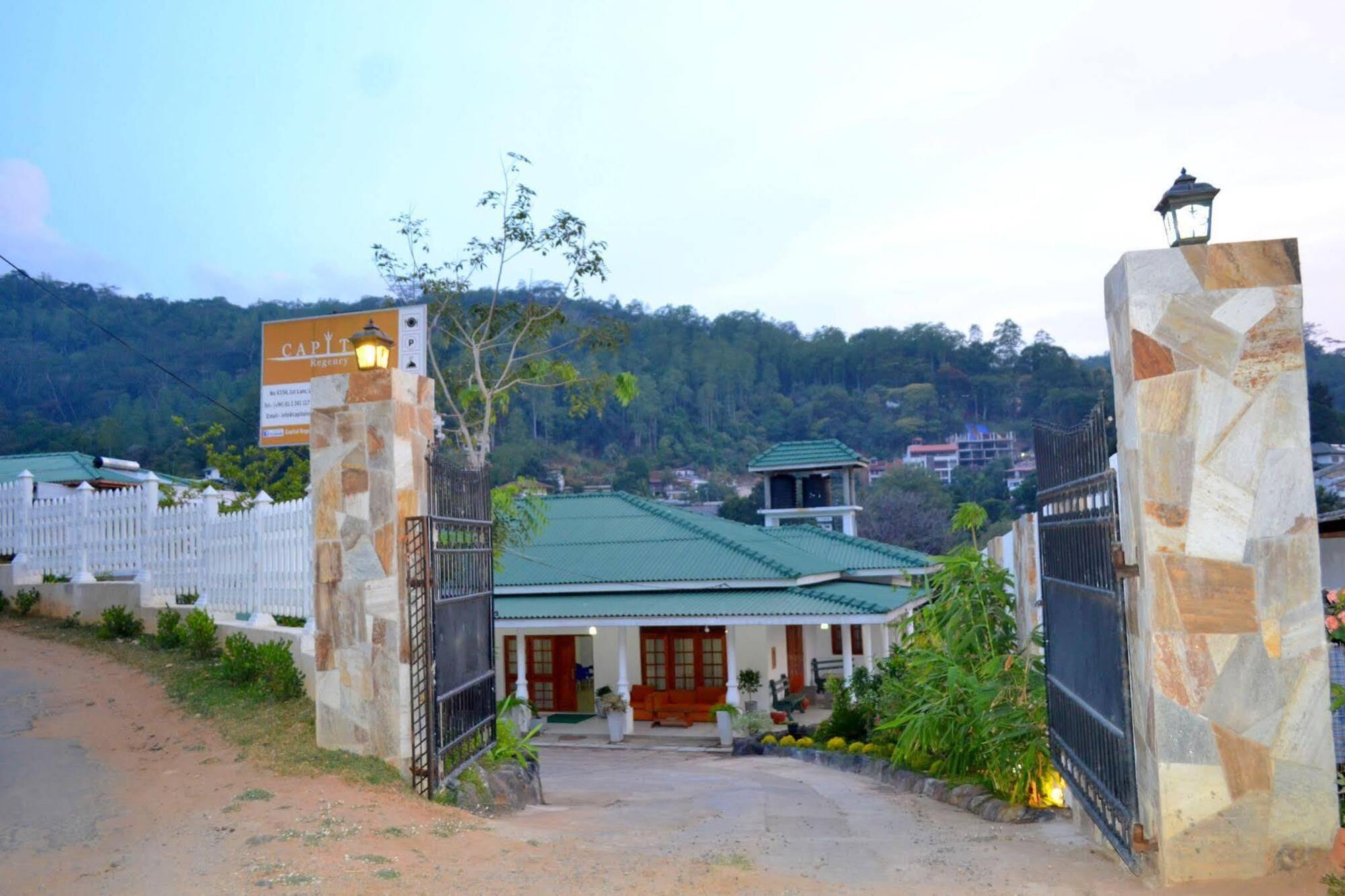 Capital Regency Hotel Kandy Exterior photo